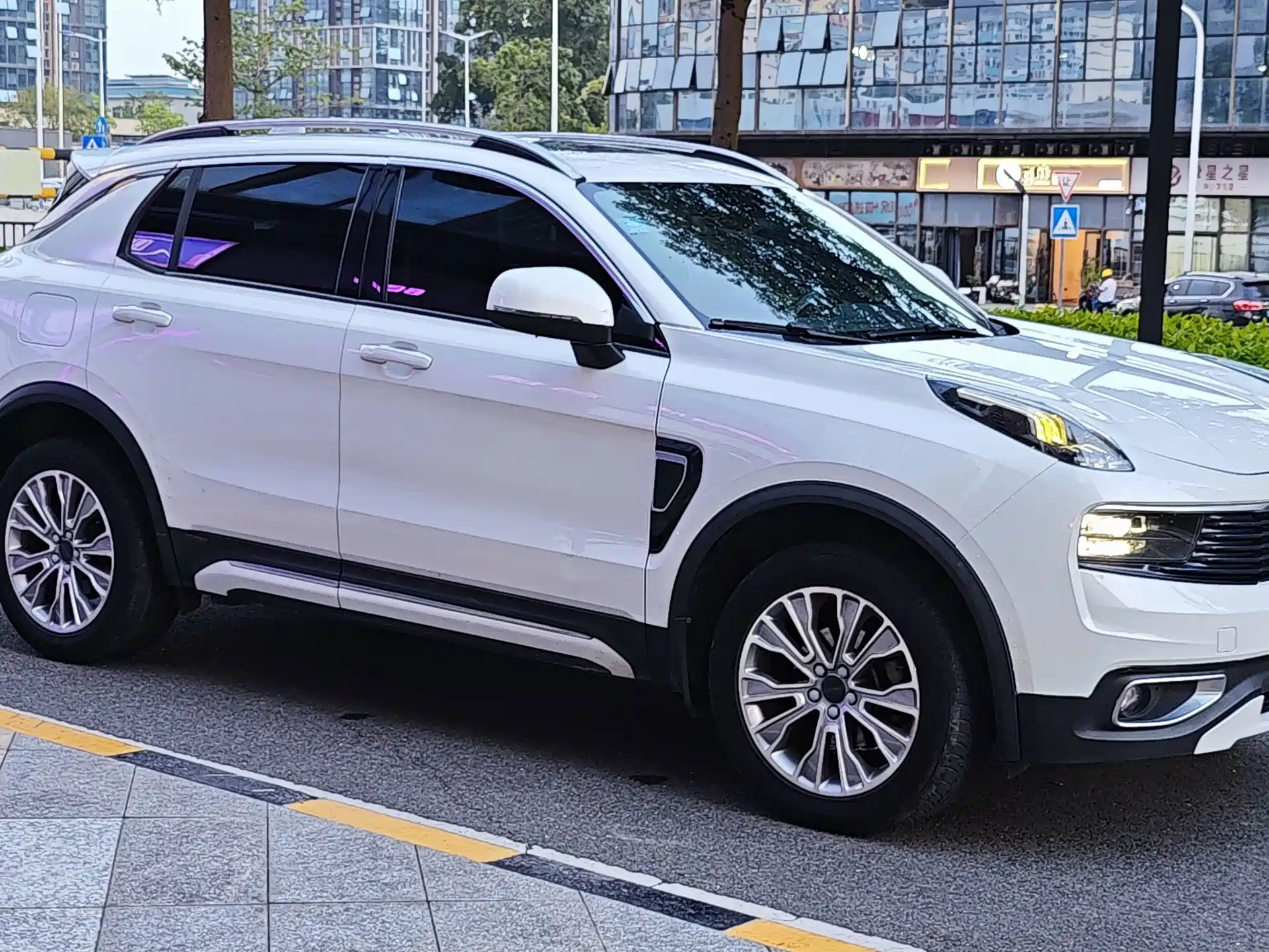 Фото 3 - Lynk & Co 01