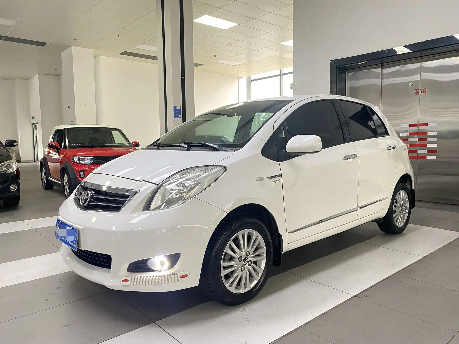 Фото 1 - Toyota Yaris