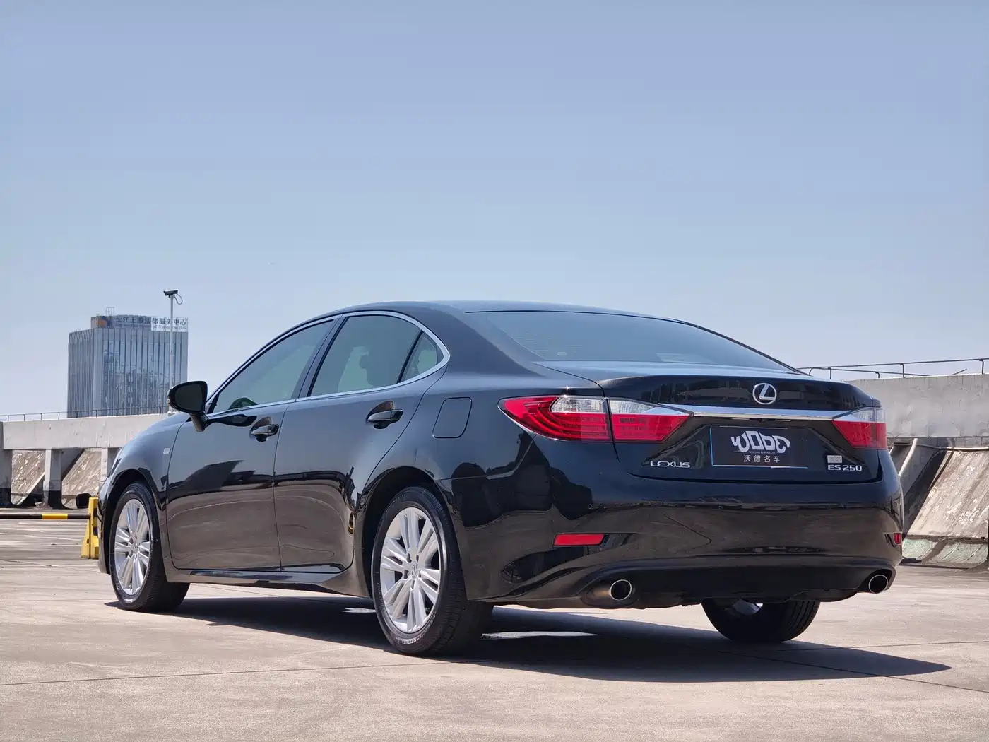 Photo 10 - Lexus ES