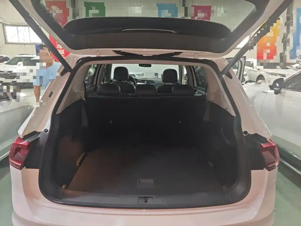 Фото 19 - Volkswagen Tiguan L