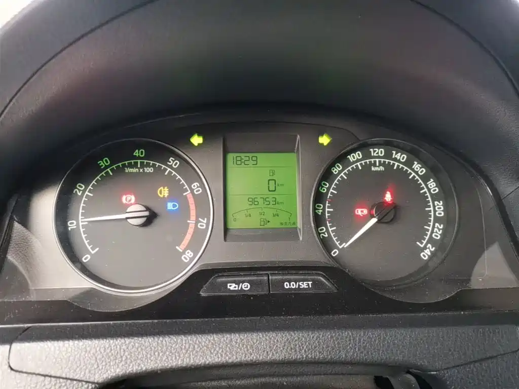 Škoda Rapid 2016 1.6L Manual Pioneer Edition фото 12