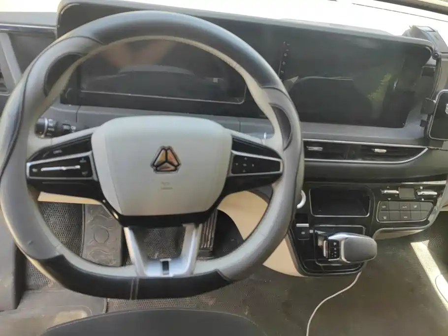 Sinotruk Xianfeng V 2025 2024 Multi-function Version 2.0T Automatic Medium Wheelbase Medium Roof