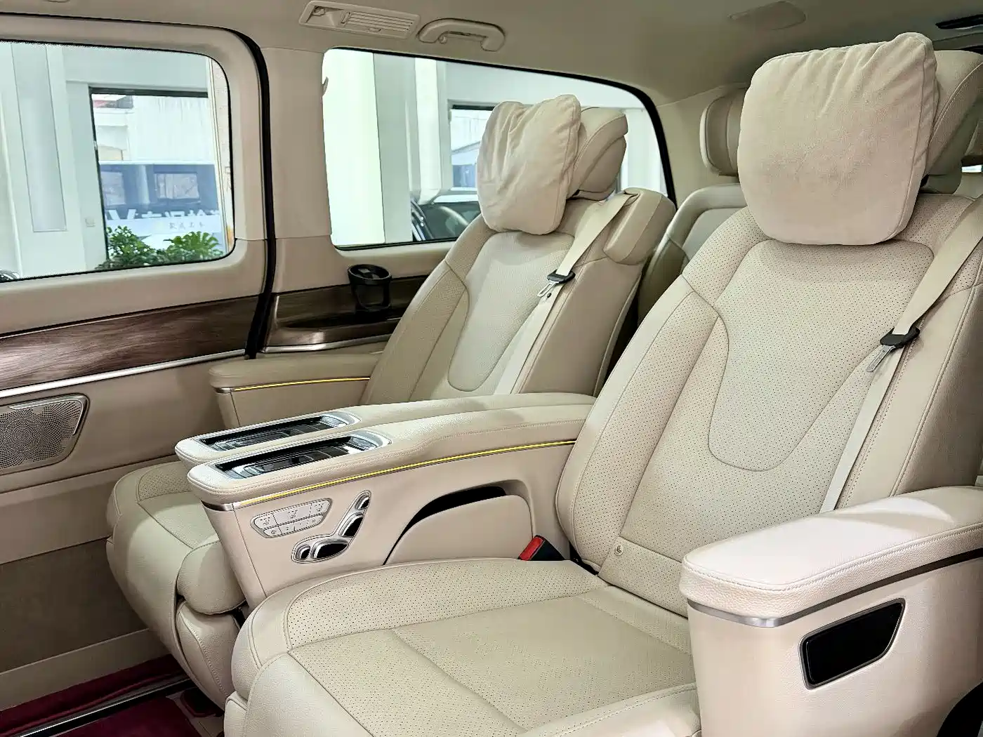 Mercedes-Benz V-Class 2021 V 260 L Long Wheelbase Premium Edition фото 6