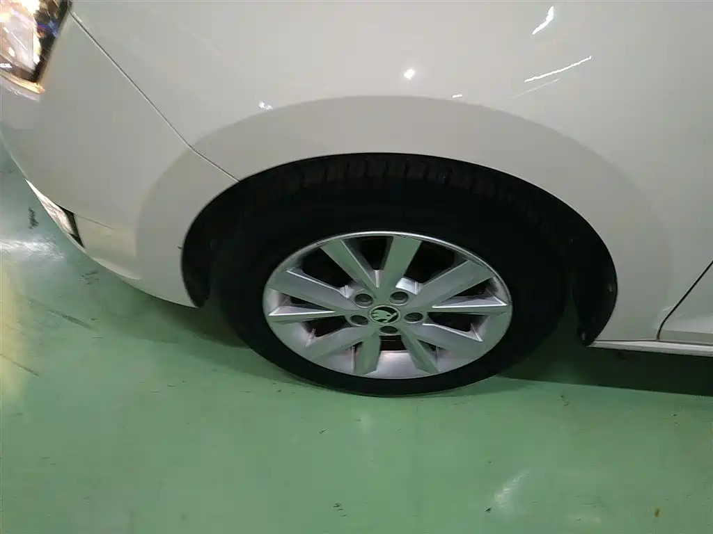 Škoda Rapid 2016 1.6L Automatic Pioneer Edition фото 25