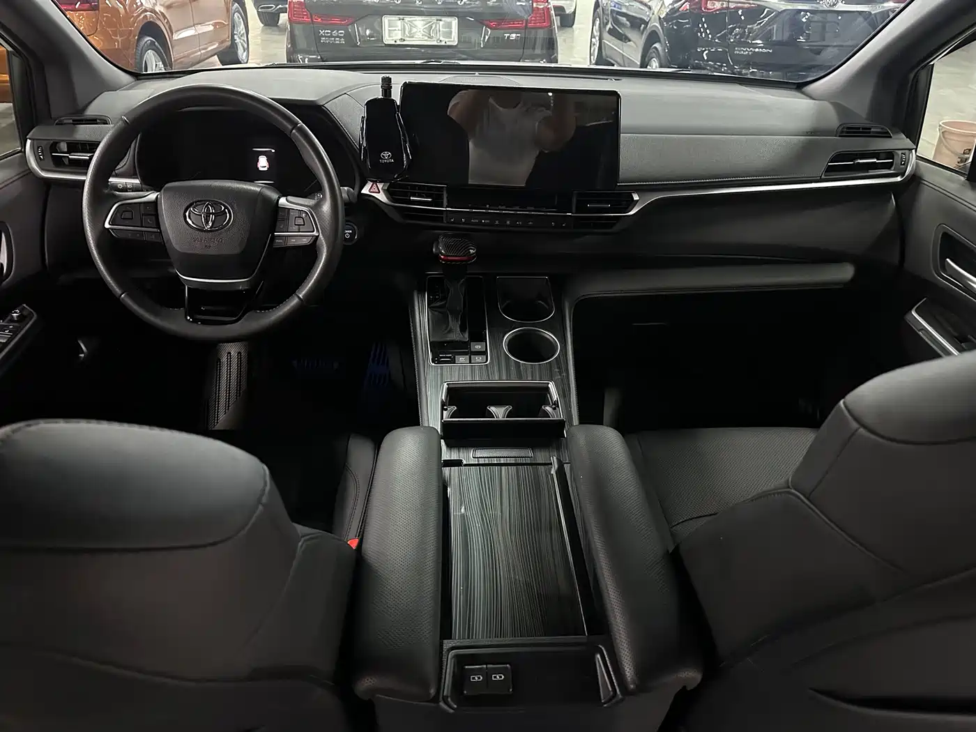Toyota Sienna 2023 2.5L Hybrid Premium Edition фото 7