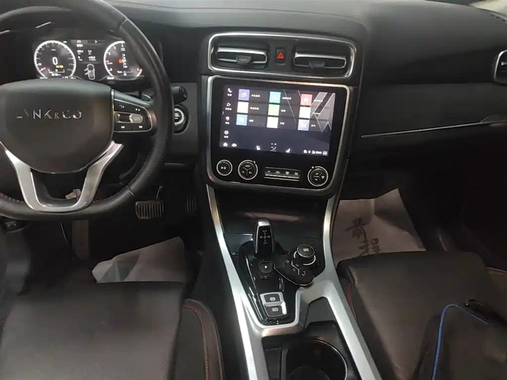 Lynk & Co 01 2019 2.0T AWD Pro Edition China V фото 13