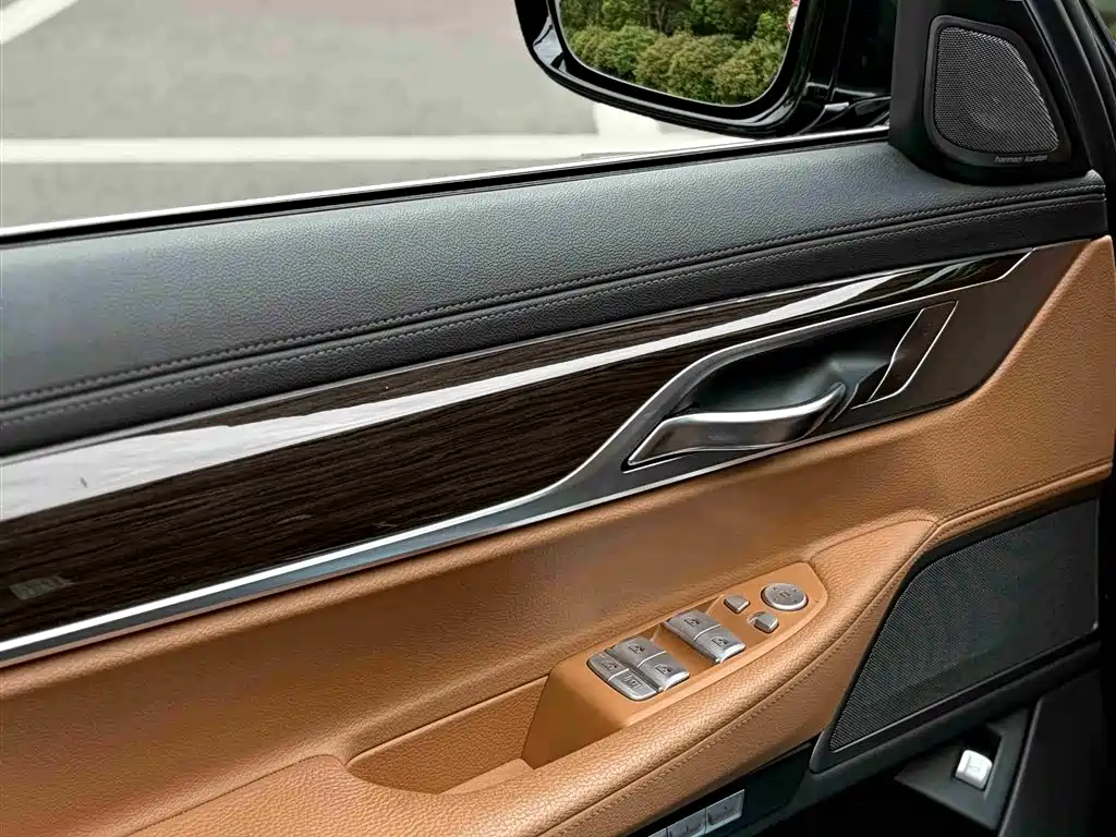 BMW 7 Series 2016 730Li Leading фото 18