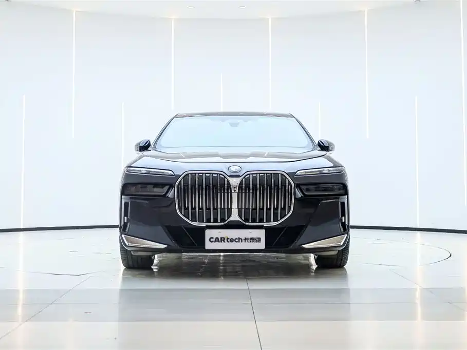 BMW 7 Series 2023 740Li Exclusive M Sport Package фото 2