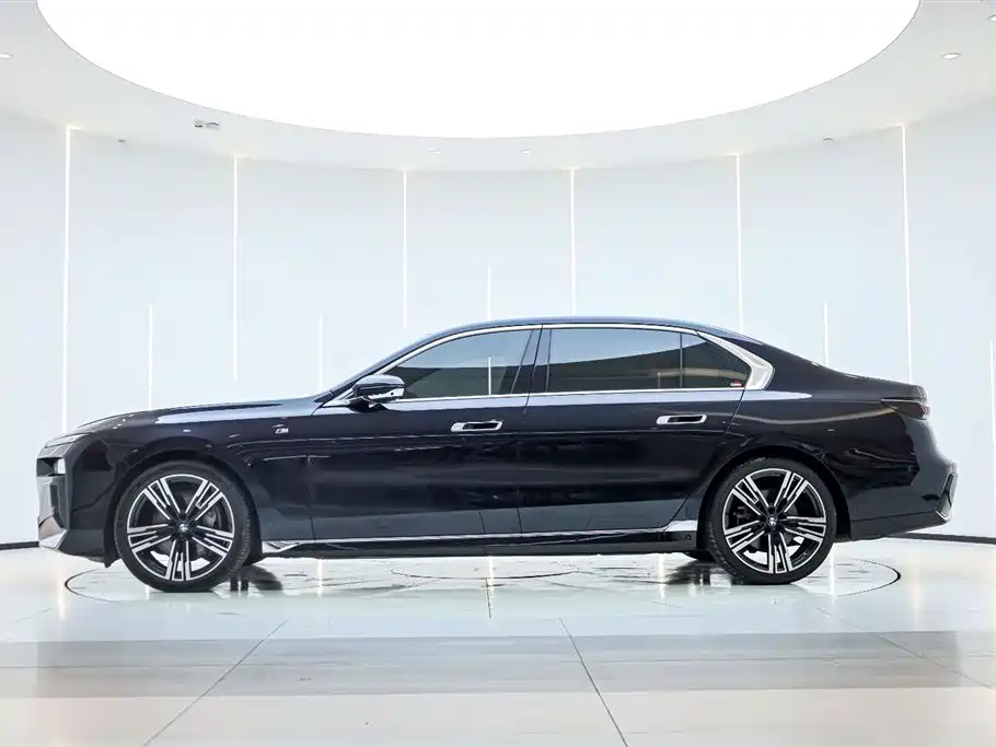 BMW 7 Series 2023 740Li Exclusive M Sport Package фото 8