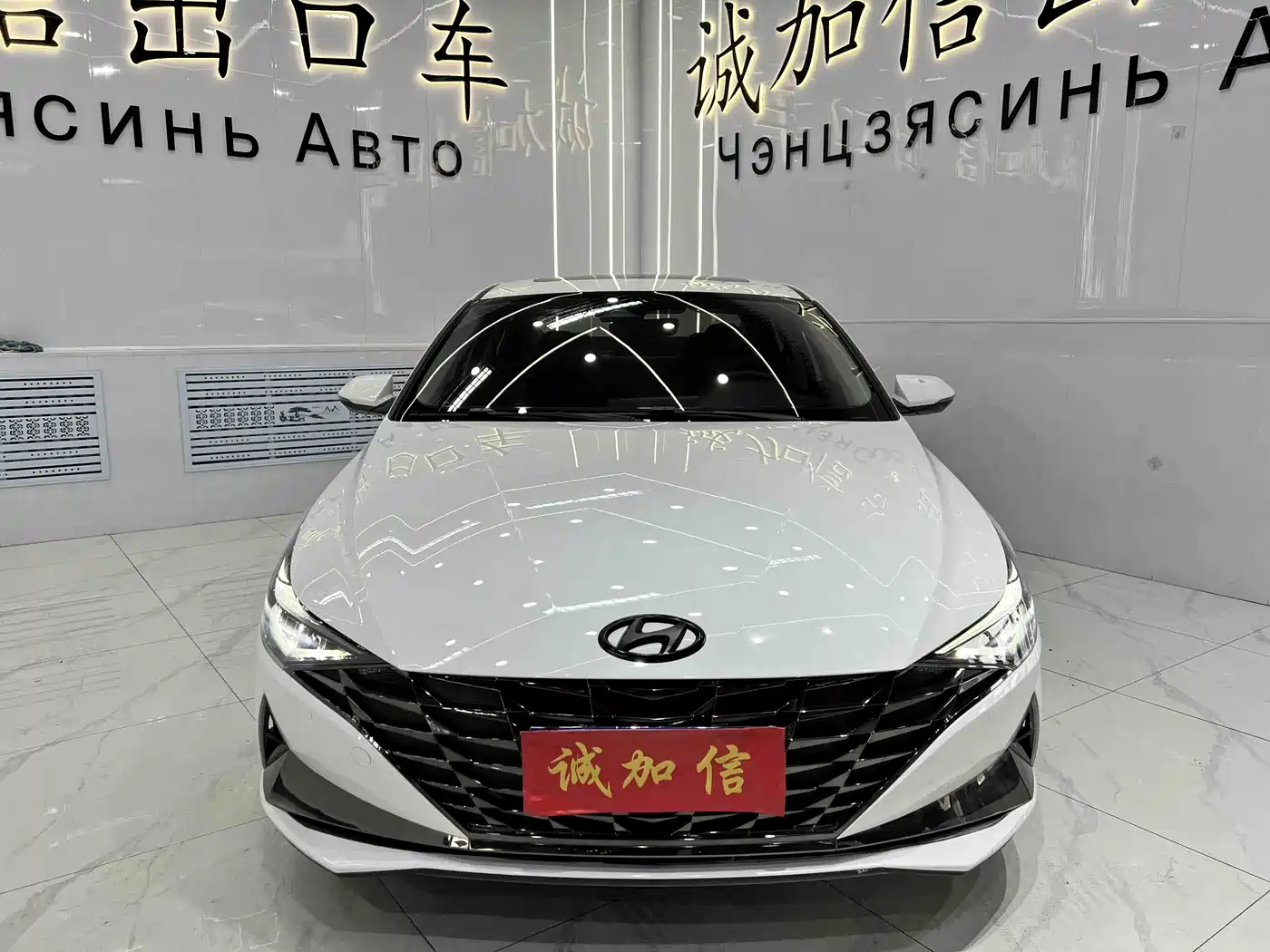 Hyundai Elantra 2022 1.5L CVT LUX Premium Edition фото 2