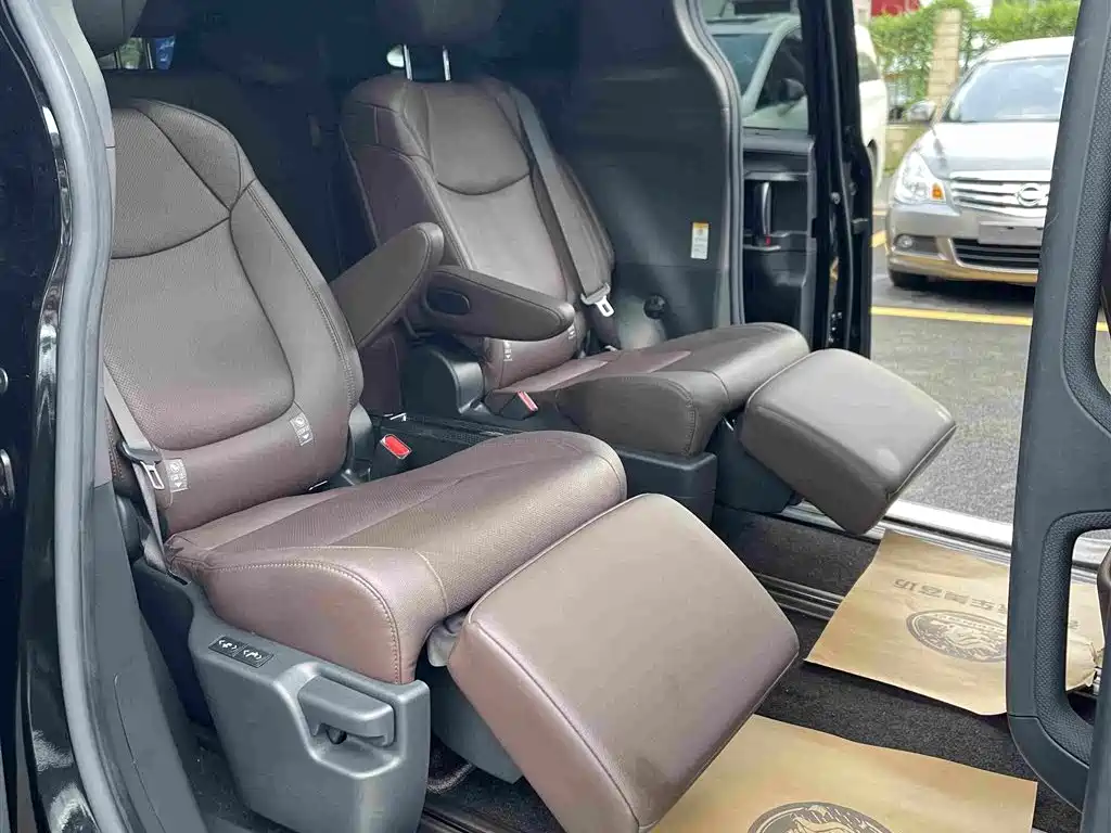 Фото 19 - Toyota Sienna