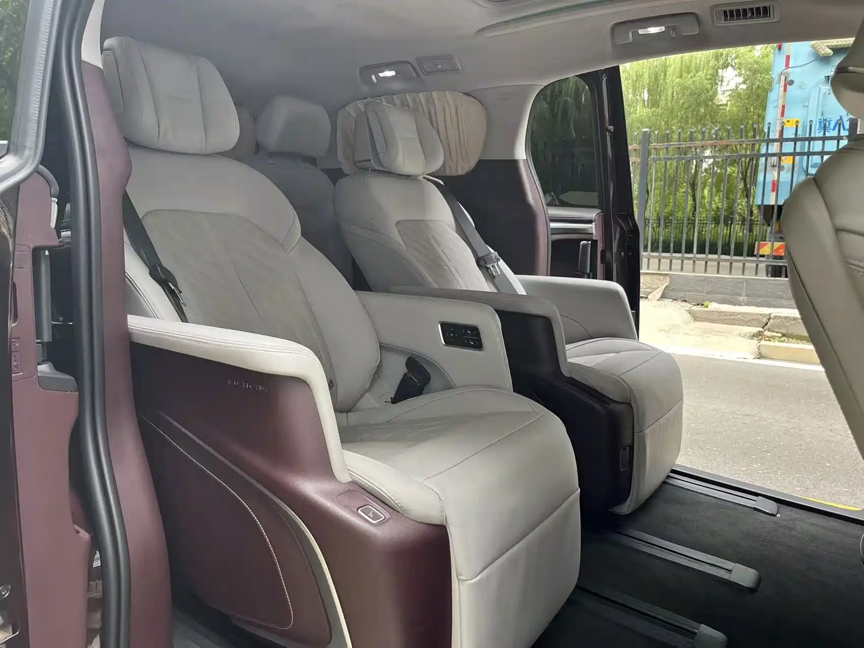 Photo 16 - Buick GL8