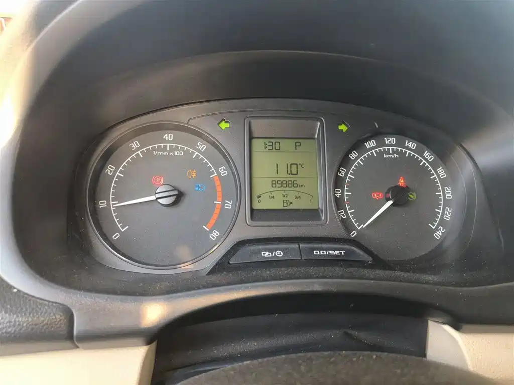 Škoda Fabia 2014 1.4L Automatic Crystal Edition фото 4