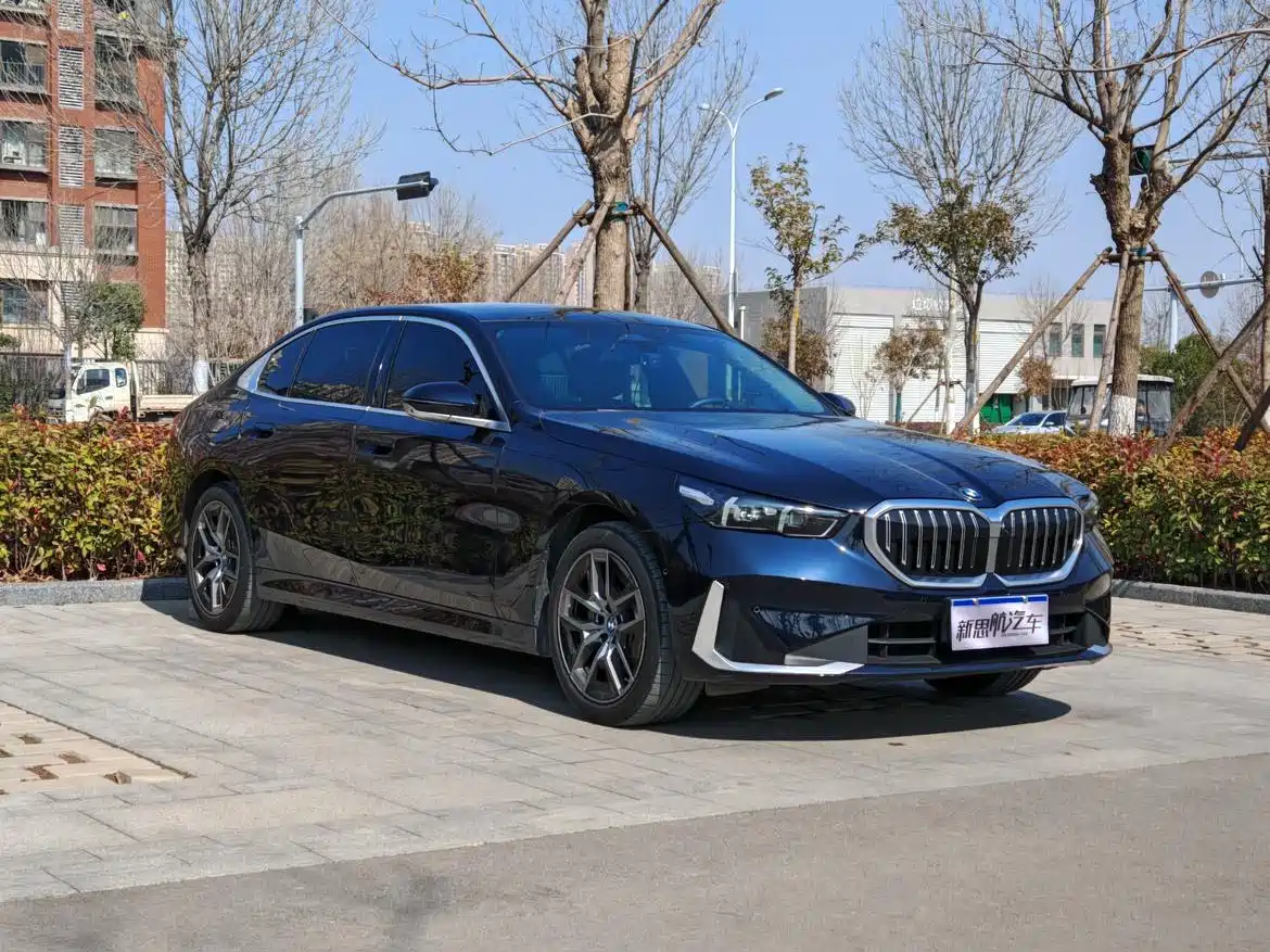 BMW 5 Series 2024 530Li Leading Model Luxury Package фото 5
