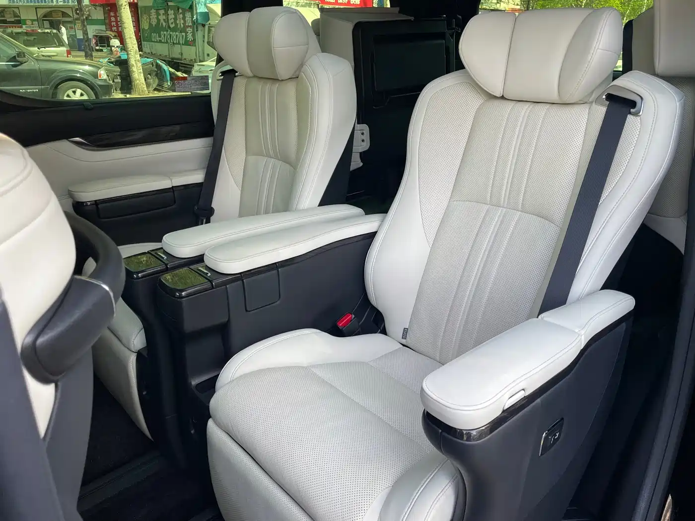 Lexus LM 2020 300h Seven-Seater Elegance Edition фото 13