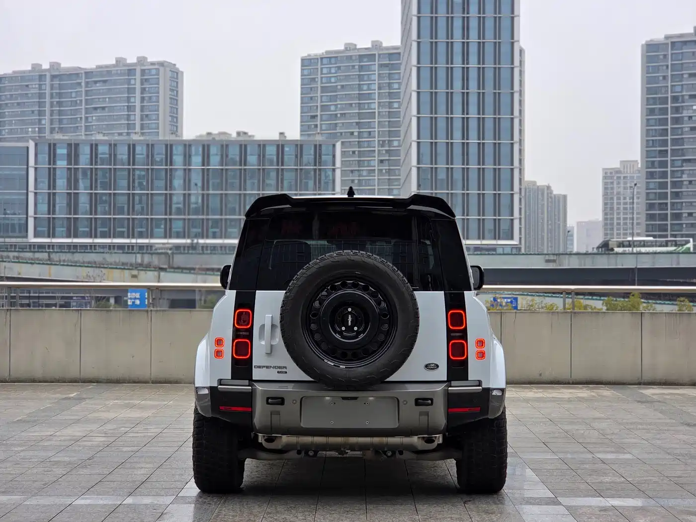 Land Rover Defender 2023 Facelift 110 3.0T P400 X-DYNAMIC HSE фото 5