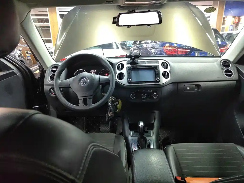 VOLKSWAGEN TIGUAN