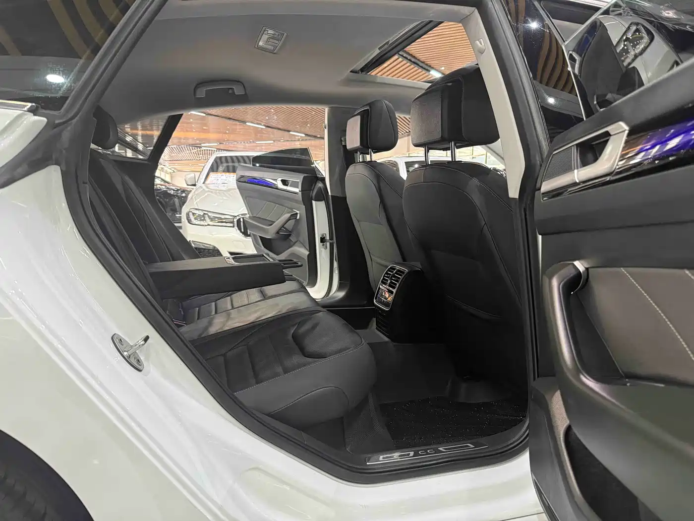 Volkswagen FAW-Volkswagen CC 2023 380TSI Eye-catching Edition фото 11