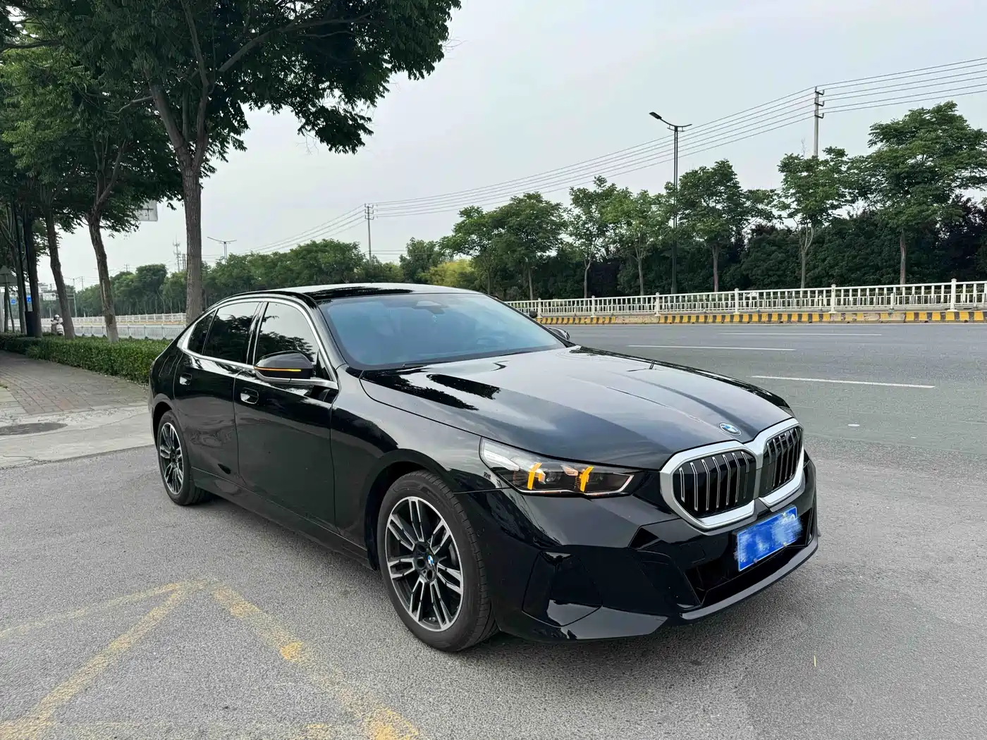 BMW 5 Series 2026 525Li M Sport Package фото 7