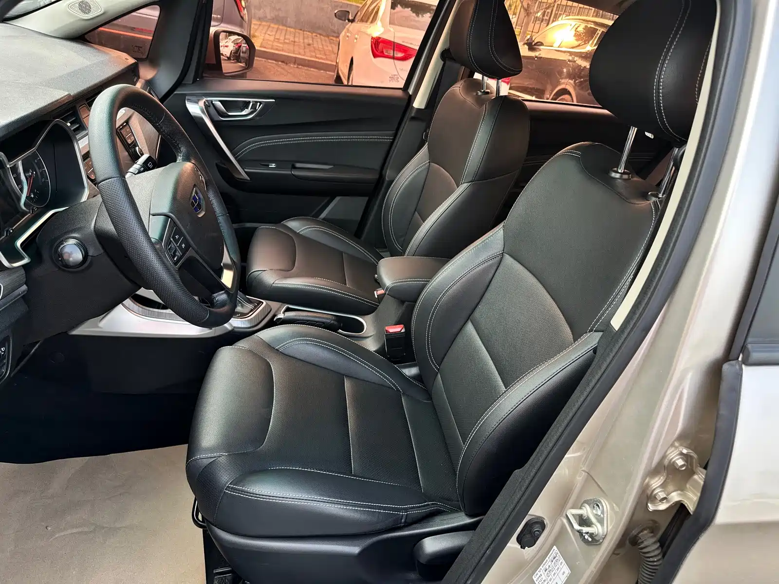 Фото 14 - Geely Vision X3