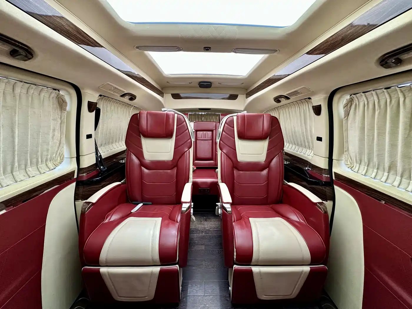 Mercedes-Benz V-Class 2017 Model V 260 L Premium Extended Edition фото 10