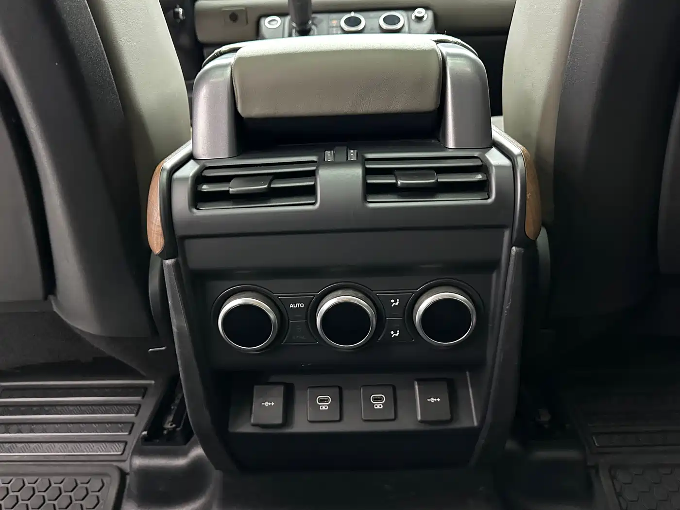Land Rover Defender 2022 110 P400 Dark Special Edition фото 14