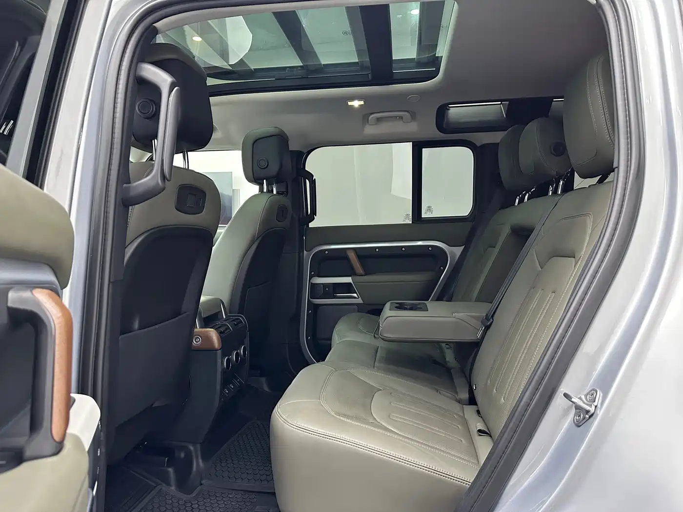 Land Rover Defender 2022 110 P400 Dark Special Edition фото 10