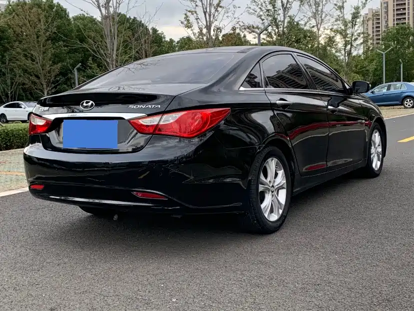 Hyundai Sonata 2011 2.0L Auto Premium Edition фото 4
