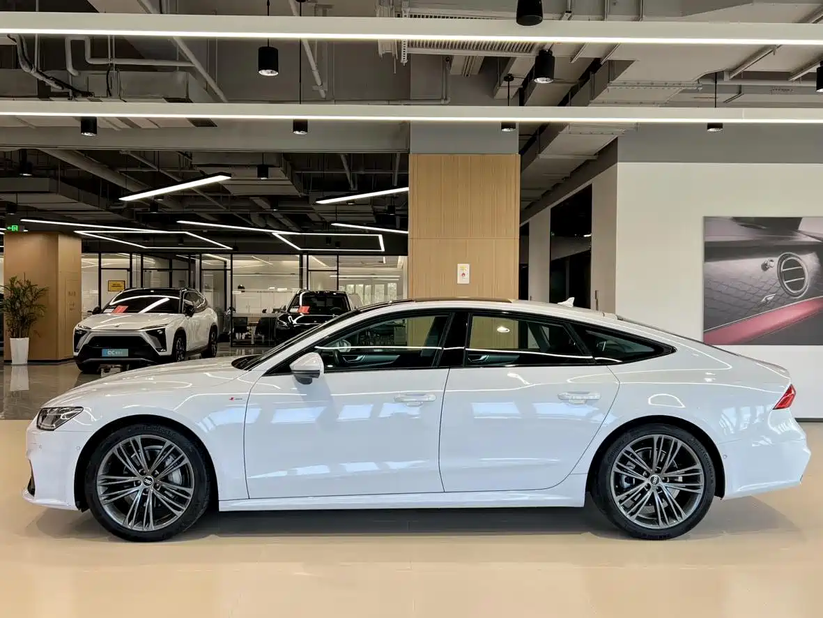 Audi A7 2023 Model 45 TFSI Premium Selection Edition фото 3