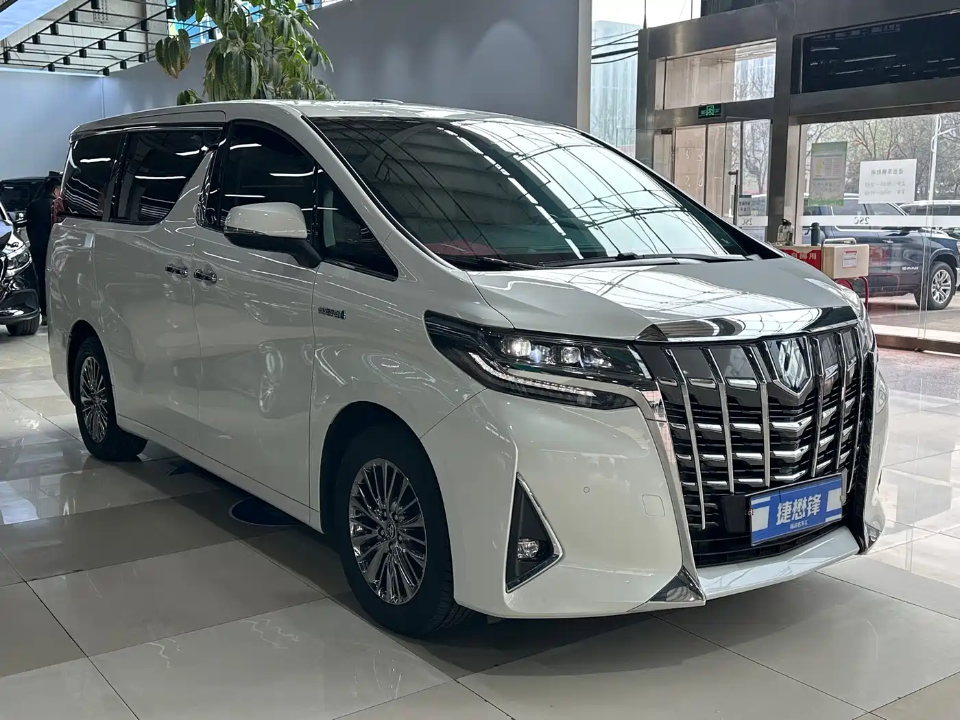 Toyota Alphard 2020 Hybrid 2.5L Premium Edition фото 3