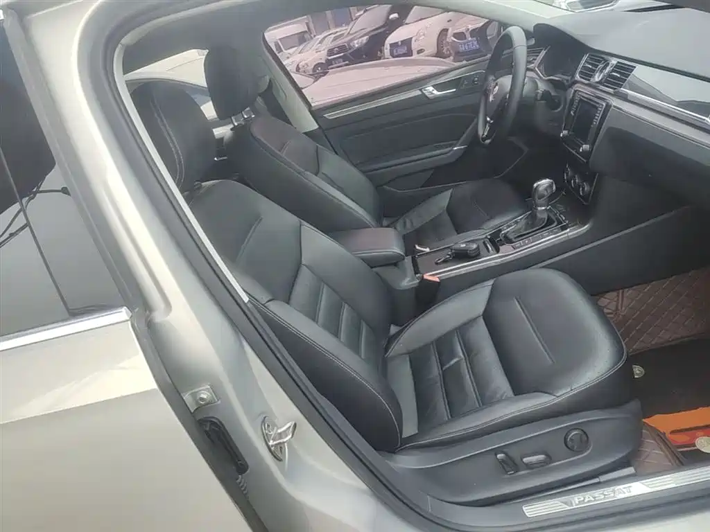 Volkswagen Passat 2016 330TSI DSG Executive Edition фото 25