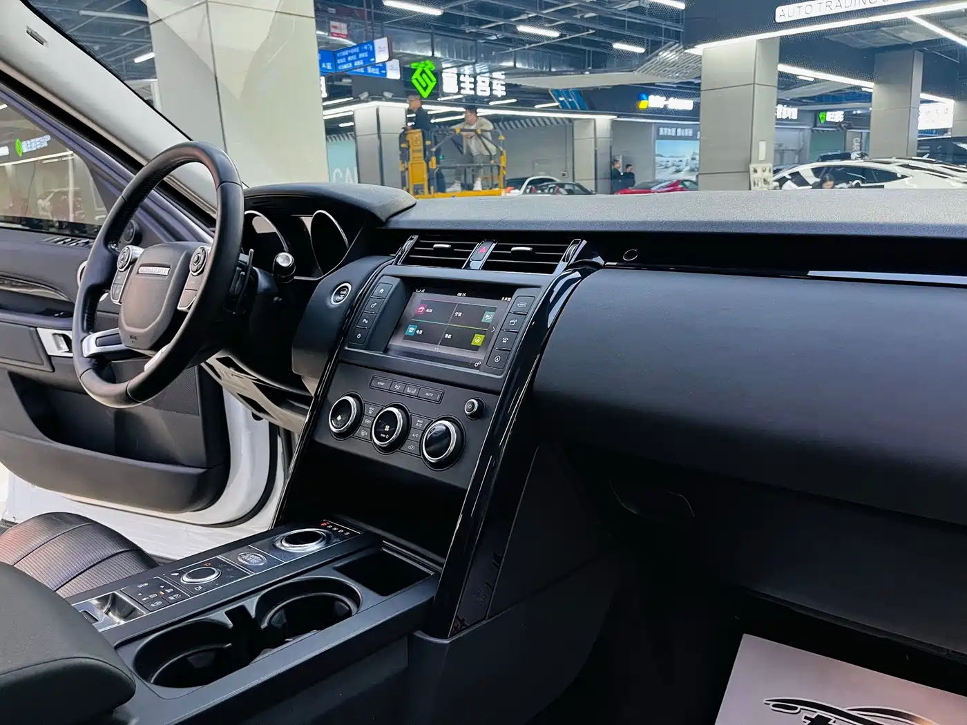 Land Rover Discovery 2017 3.0 SC V6 SE фото 15