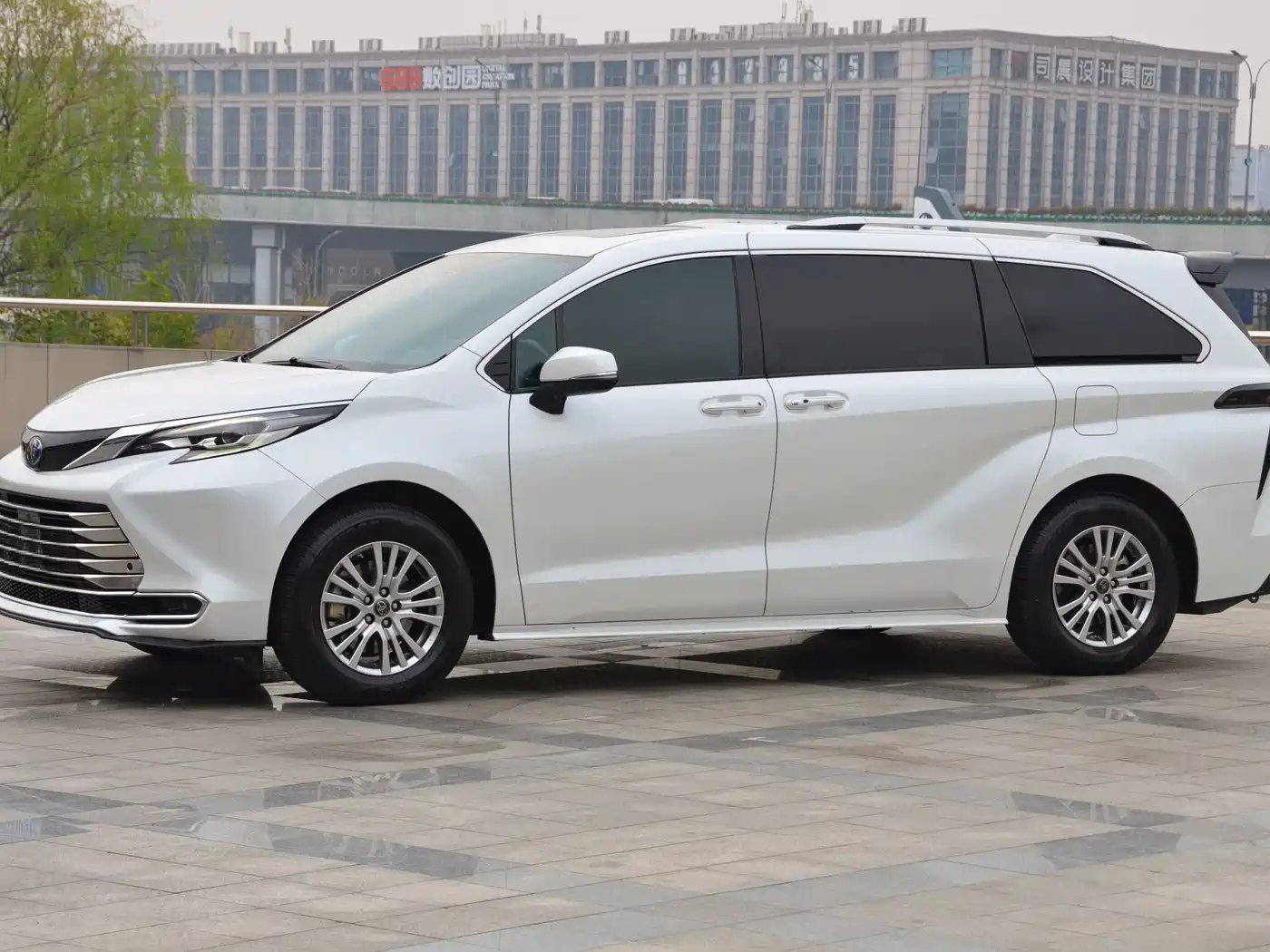 Toyota Sienna 2021 2.5L Hybrid Premium Edition фото 4