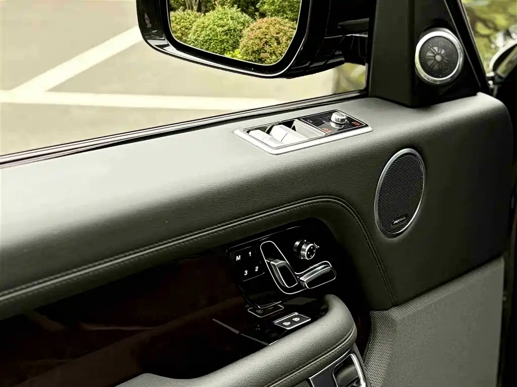 Land Rover Range Rover 2021 3.0 L6 Golden Age Edition фото 13
