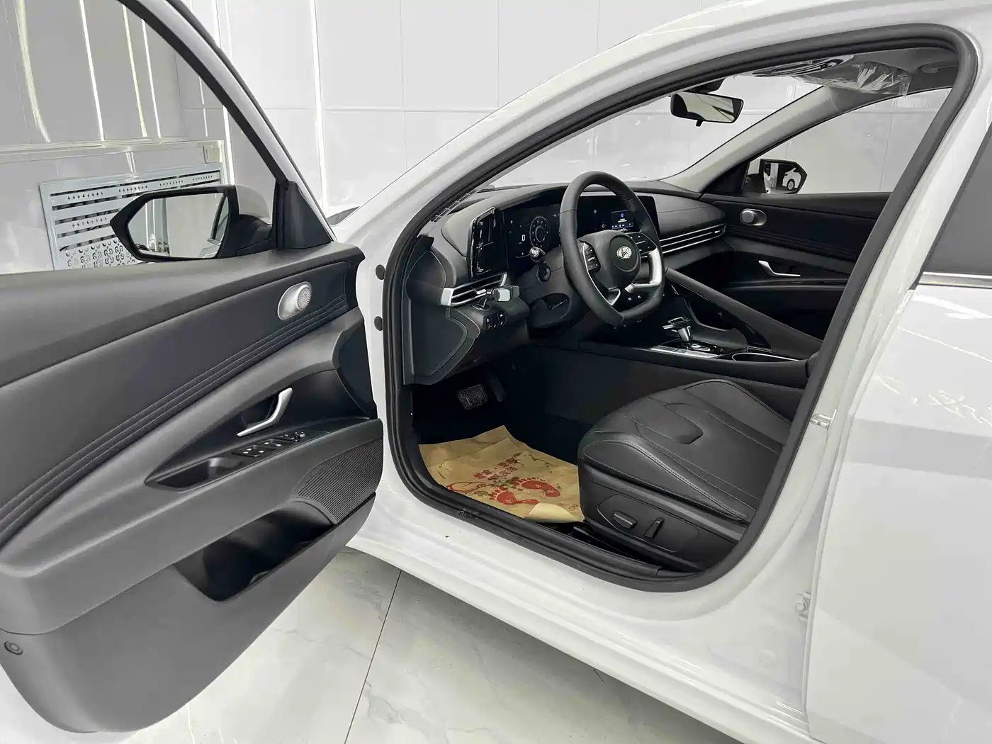 Hyundai Elantra 2022 1.5L CVT LUX Premium Edition фото 7