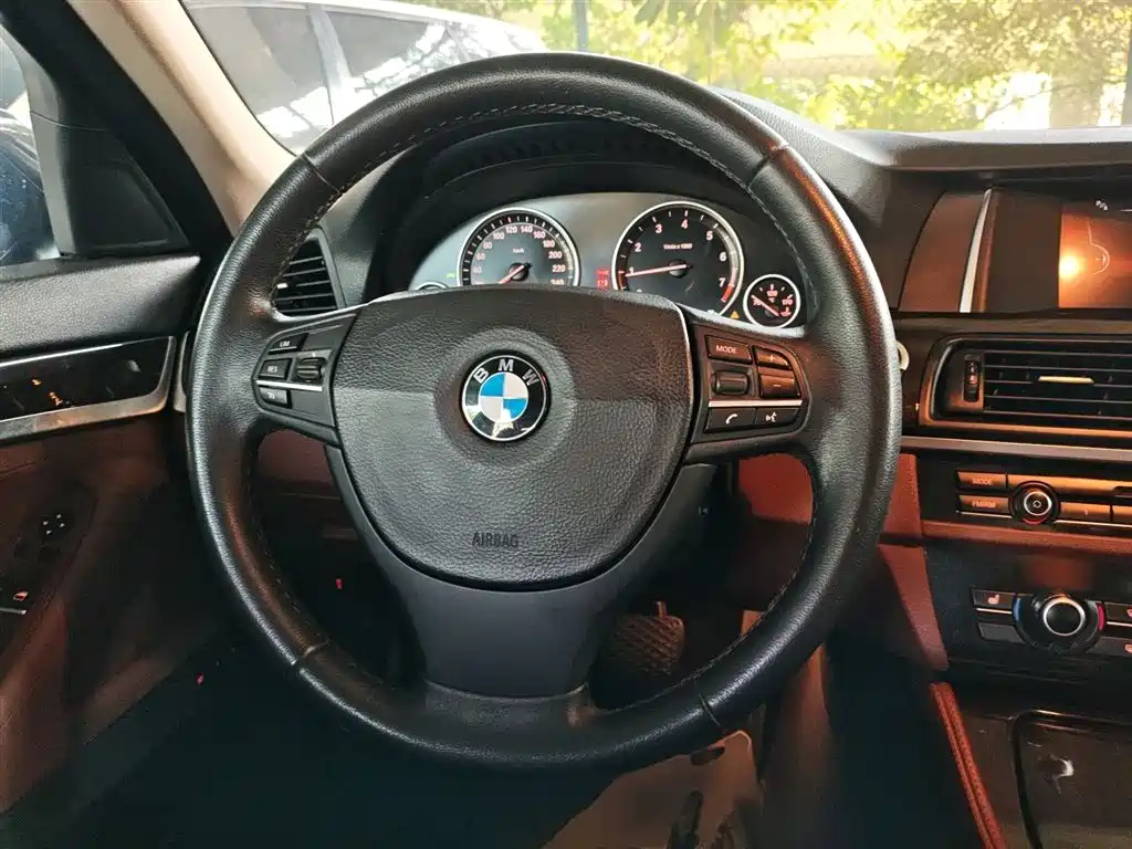 BMW 5 Series 2014 525Li Leading фото 11