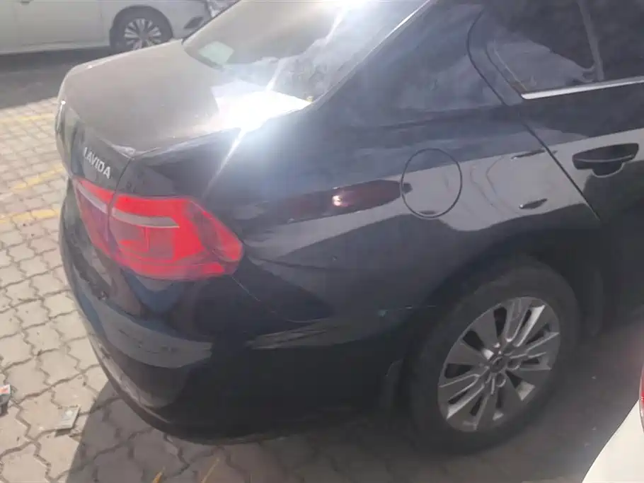 Volkswagen Lavida 2013 1.6L Automatic Comfort Edition фото 3