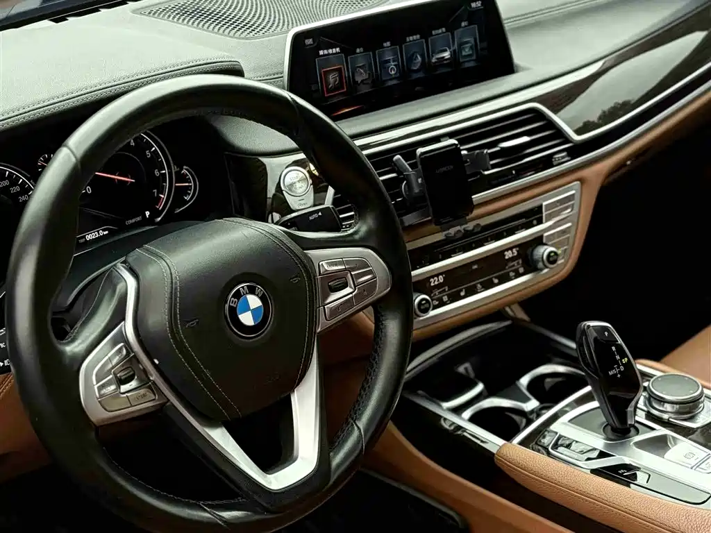 BMW 7 Series 2016 730Li Leading фото 10