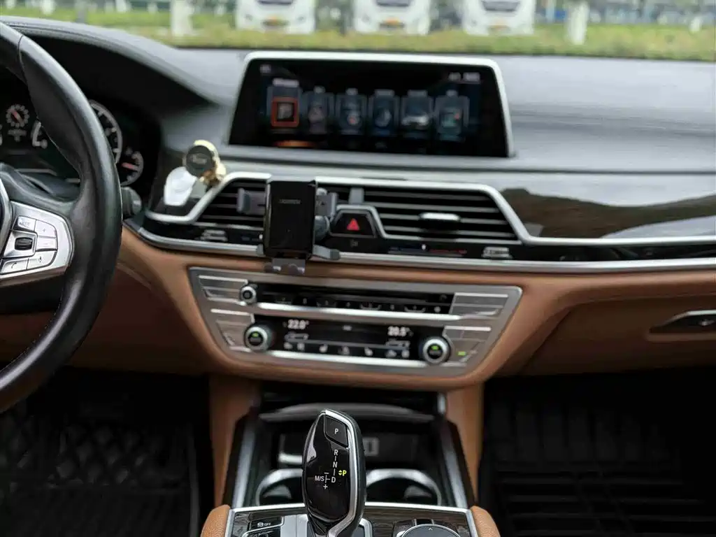 BMW 7 Series 2016 730Li Leading фото 17