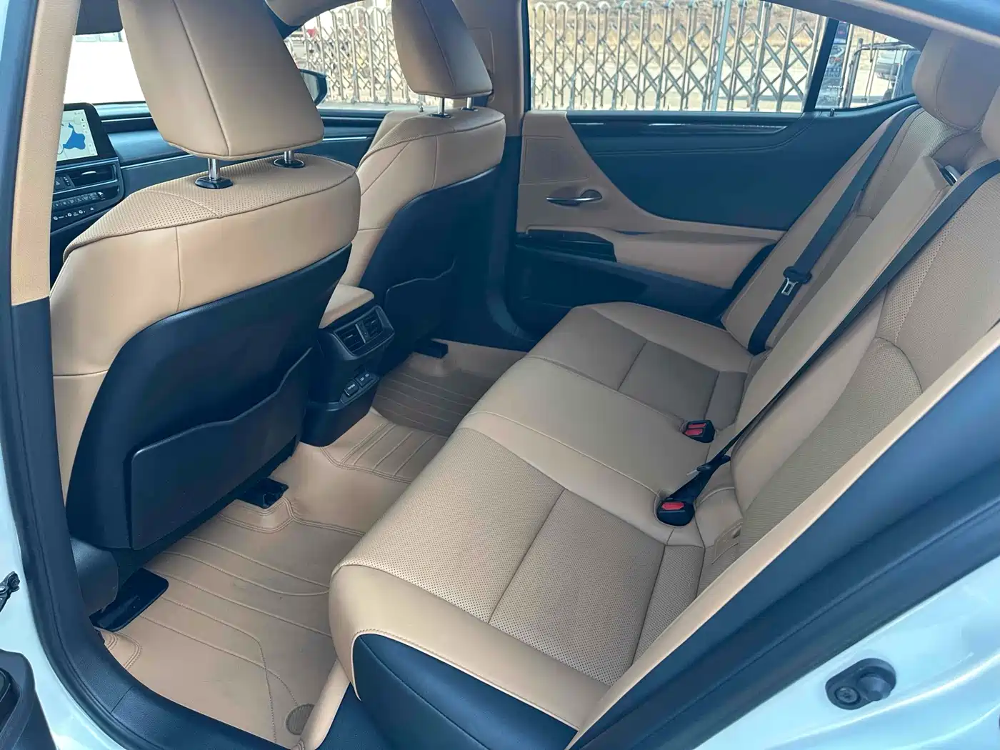 Lexus ES 2023 200 Excellence Edition фото 13