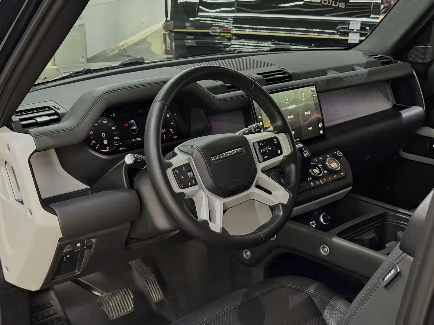 Land Rover Defender 2023 Model 90 3.0T P400 XS фото 3