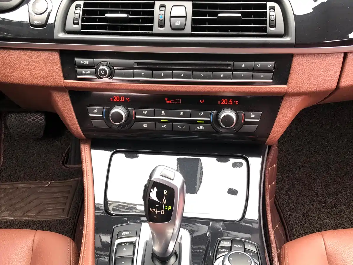 BMW 5 Series 2017 520Li Classic Edition фото 12