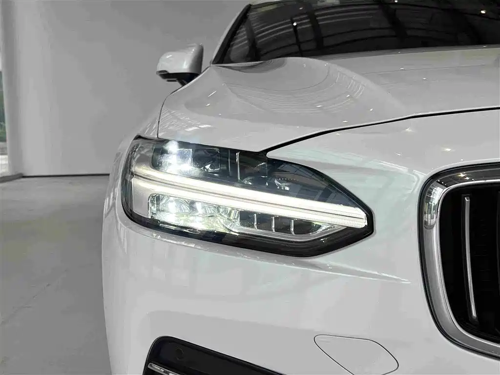 Фото 14 - Volvo S90
