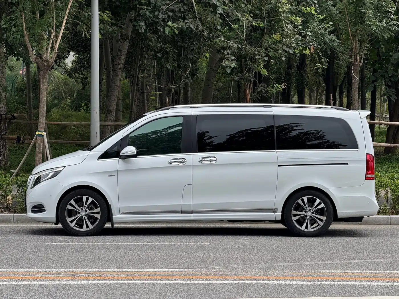 Mercedes-Benz V-Class 2017 Model V 260 Premium Edition фото 3