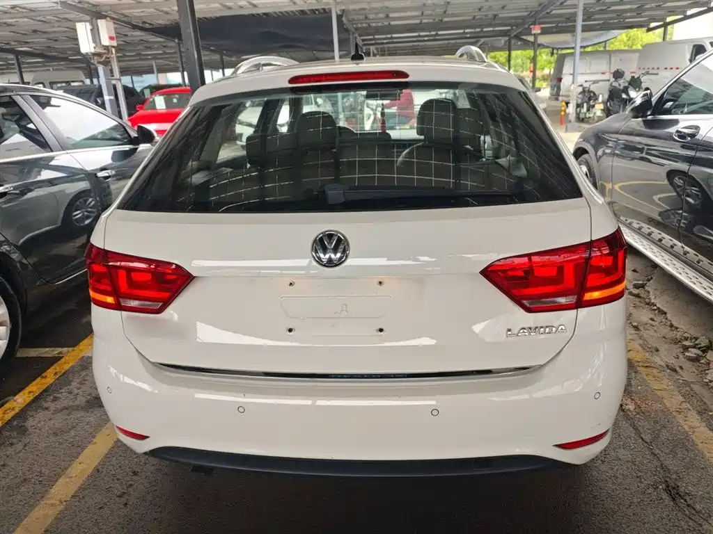 Volkswagen Lavida Tour 2015 1.6L Automatic Comfort Edition фото 6