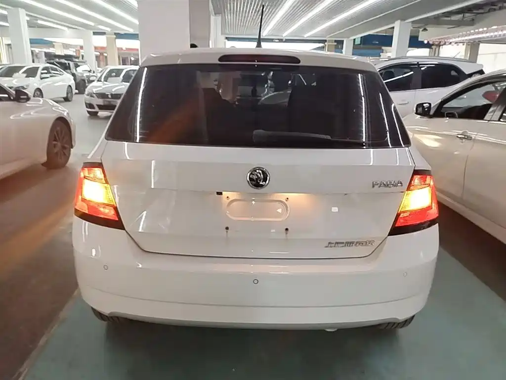 Škoda Fabia 2017 1.4L Auto Car Enjoy Edition фото 6