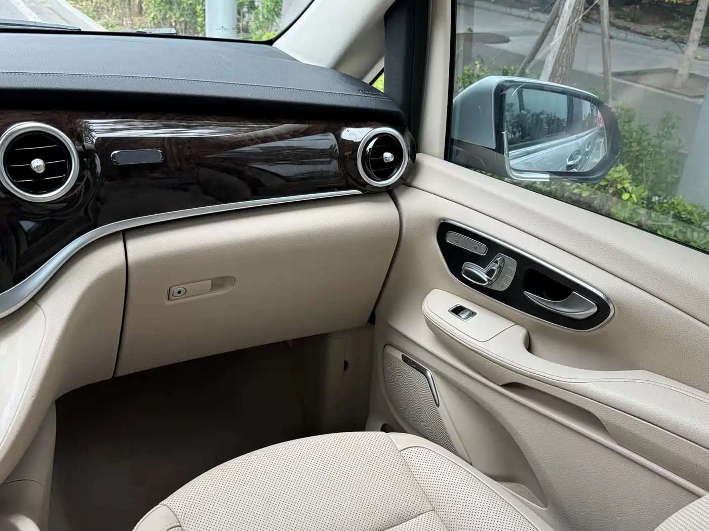 Mercedes-Benz V-Class 2017 Model V 260 Premium Edition фото 10