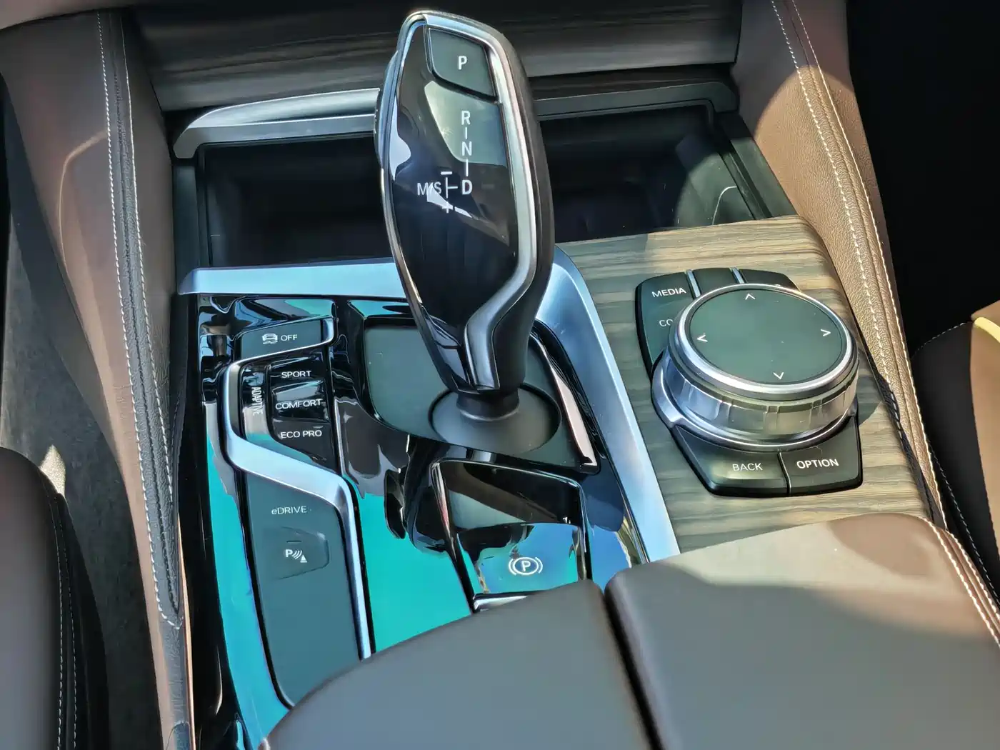BMW 5 Series New Energy 2020 530Le Luxury Package фото 13