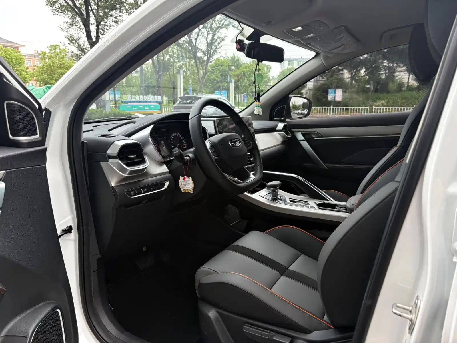 Фото 4 - Geely Coolray