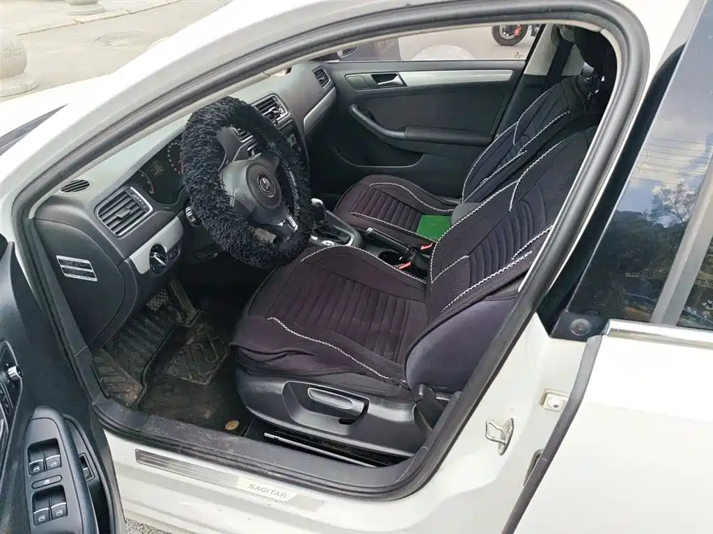 Volkswagen Sagitar 2014 Facelift 1.6L Automatic Leading Version фото 8